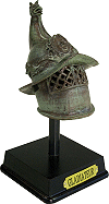 objet de d&eacute;coration : casque de gladiateur &agrave; t&ecirc;te de Gorgone (m&eacute;tal moul&eacute;, finition bronze vieilli, hauteur 9 cm)