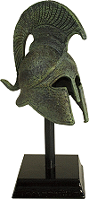 objet de d&eacute;coration : casque corinthien tardif &agrave; cimier (500-450 avant J.-C. ; m&eacute;tal moul&eacute;, finition bronze vieilli, hauteur 11 cm)