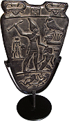 reproduction de la palette de (Mina ou M&eacute;n&egrave;s) avec support (original expos&eacute; au Mus&eacute;e du Caire)