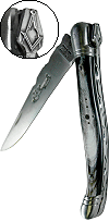 couteau Laguiole Franc-Ma&ccedil;on manche en pointe de corne noire taill&eacute;e, ressort forg&eacute; avec &eacute;querre et compas sur la mouche (avec &eacute;tui en cuir noir, port oblique)
