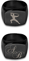ombre de ninja ou initiales : bague (chevali&egrave;re) en acier inoxydable anodis&eacute; (couleur noire) personnalis&eacute;e par gravure laser