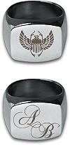 scarab&eacute;e ail&eacute; (symbole du dieu &eacute;gyptien Kheper) ou initiales : bague (chevali&egrave;re) en acier inoxydable personnalis&eacute;e par gravure laser