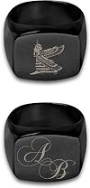 la d&eacute;esse &eacute;yptienne Ma&acirc;t ail&eacute; (symbole du dieu &eacute;gyptien Kheper) ou initiales : bague (chevali&egrave;re) en acier inoxydable anodis&eacute; (couleur noire) personnalis&eacute;e par gravure laser