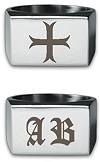 croix templi&egrave;re (patt&eacute;e) ou initiales : bague (chevali&egrave;re) en acier inoxydable anodis&eacute; (couleur noire) personnalis&eacute;e par gravure laser