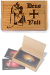 ''Deus Vult'', porte-cartes de visite en bambou grav&eacute;