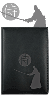 ''Samoura&iuml;'', porte-papiers en cuir noir (gravure sur la couverture)