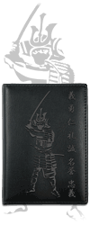 ''Les 7 vertus du Bushido'' et samoura&iuml;, porte-papiers en cuir noir (gravure sur la couverture)