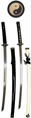 ''Yin et Yang'', ensemble de deux katanas de d&eacute;coration noirs et blancs avec support en bois noir grav&eacute;