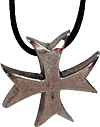 pendentif artisanal en bronze : croix templi&egrave;re (croix patt&eacute;e, b&eacute;li&egrave;re cach&eacute;e)