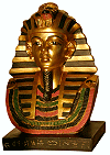 le masque fun&eacute;raire de Tout&acirc;nkhamon (inspir&eacute; du tr&eacute;sor du pharaon ; mod&egrave;le peint en dor&eacute; et couleurs vives)