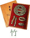 ensemble de pi&egrave;ces pour katana (tsuba, menuki, kashira et fushi) ''Take''