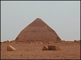 La pyramide Rhombo&iuml;dale est la mieux conserv&eacute;e des cinq pyramides de Dashour. De sa base &agrave; mi-hauteur, l´angle de ses faces est de 50 degr&eacute;s et brusquement s´incline &agrave; 44 degr&eacute;s jusqu´&agrave; son sommet.
