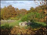 Au coeur des l&eacute;gendes celtes... voici un monument m&eacute;galithique entour&eacute; de lande &agrave; bruy&egrave;res et gen&ecirc;ts, en forme de coffre. Il date 2 500 avant J.-C. environ. Il s´agit d´une s&eacute;pulture entour&eacute;e d´un double parement circulaire en pierres. Ce tombeau s´appelait autrefois Tombeau des druides. L´Hoti&eacute; domine le l&eacute;gendaire Val sans Retour o&ugrave; la F&eacute;e Morgane enfermait les amants infid&egrave;les...