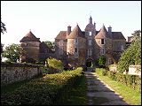 B&acirc;ti sur la commune de Treigny au XIe si&egrave;cle par les seigneurs de Ratilly, le premier ch&acirc;teau fut ras&eacute; &agrave; la suite des guerres seigneuriales. Au XIIIe si&egrave;cle, Mathieu de Ratilly refait construire son ch&acirc;teau de style philippien, standard de l´&eacute;poque.