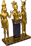 Triade d'Osorkon II, pharaon de la XXIIe dynastie (-874 &agrave; -850 avant J.-C.) - original au mus&eacute;e du Louvre (or et lapis-lazuli) : Horus, Osiris et Isis
