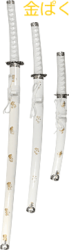 ''Kinpaku'' (feuille d'or), katana, wakizashi et tanto blanc et or (ensemble avec support en bois noir d&eacute;cor&eacute; des kanjis ''Bushido'')
