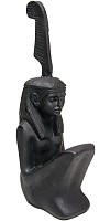 Ma&acirc;t, statuette repr&eacute;sentant la neter en position accroupie (r&eacute;sine noire)