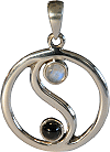 ''Yin et Yang'' : pendentif en argent argent 925/1000 et pierres (pierre de lune arc en ciel et onyx)