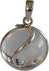 ''Sph&egrave;re de lumi&egrave;re'' : pendentif en cristal de roche (boule translucide) ench&acirc;ss&eacute; dans une griffe en argent 925/1000