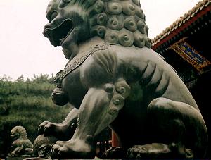 Lions chinois &agrave; l'entr&eacute;e d'un temple &agrave; P&eacute;kin (photo : Sylvia Beaud)