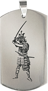 exemple de pendentif personnalis&eacute; par gravure : samoura&iuml; avec katana (cha&icirc;ne plaque en acier inoxydable)