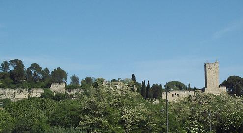 le château, dominant le village de Sommières
