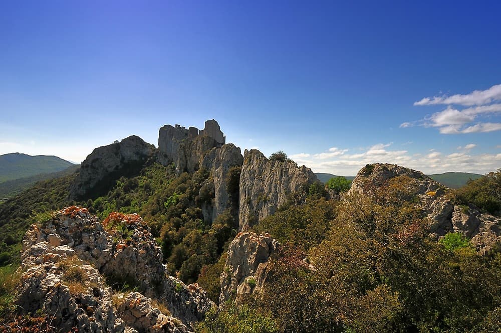 Le château de Peyrepertuse depuis le promontoir rocheux qui surplombe forteresse (Corbières, Aude, Pays cathare ; photographie : Philippe Contal)