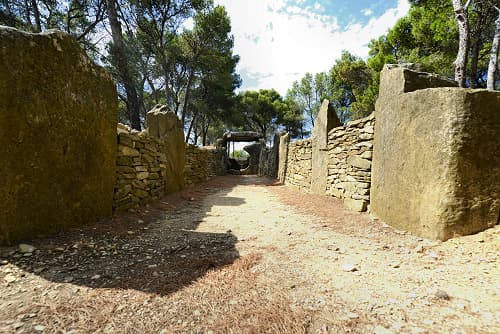 Mégalithes (dolmens et menhirs) en #TerresCathares (photographie du Dolmen des Fées, Pépieux-Minervois-Aude, Pays cathare : Philippe Contal, 2013)
