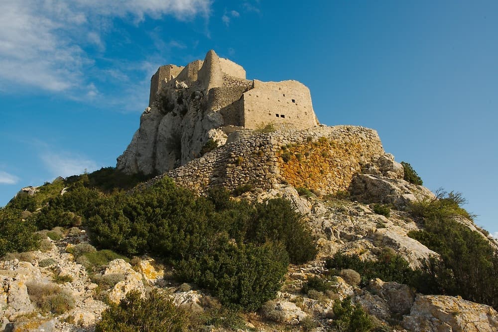 Contre-plongée au pied du château de Quéribus (Corbières, Aude, Pays cathare ; photographie : Philippe Contal)