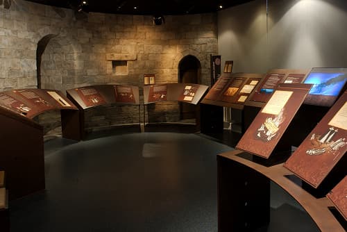 Musées et informations (Offices de Tourisme) en #TerresCathares (photographie du Musée du catharisme à Mazamet : Philippe Contal, 2015)