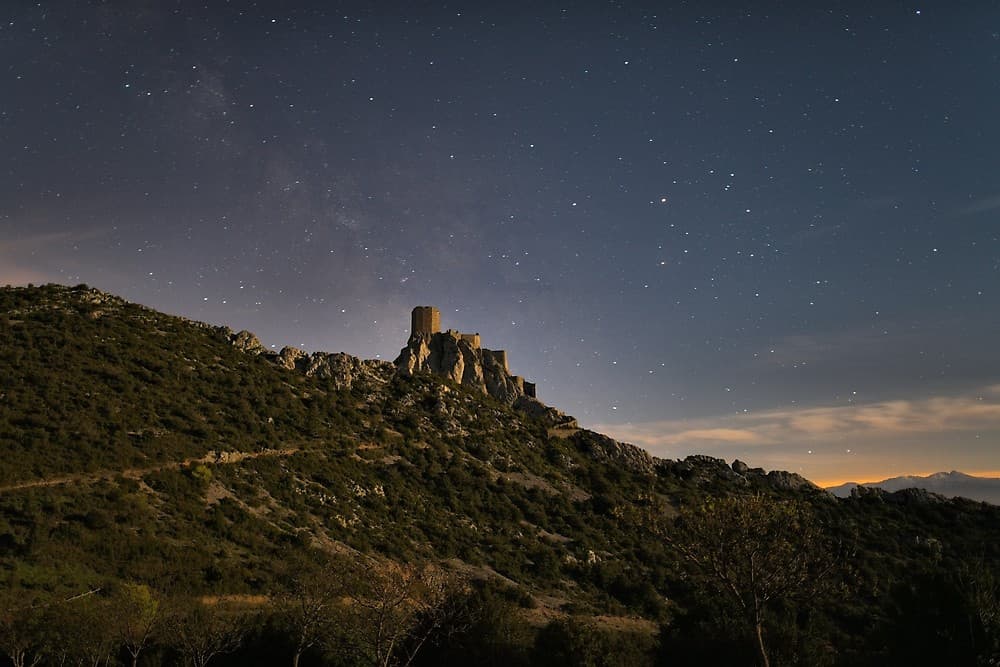 Le château de Quéribus sous la Voie lactée (Corbières, Aude, Pays cathare ; photographie nocturne : Philippe Contal)