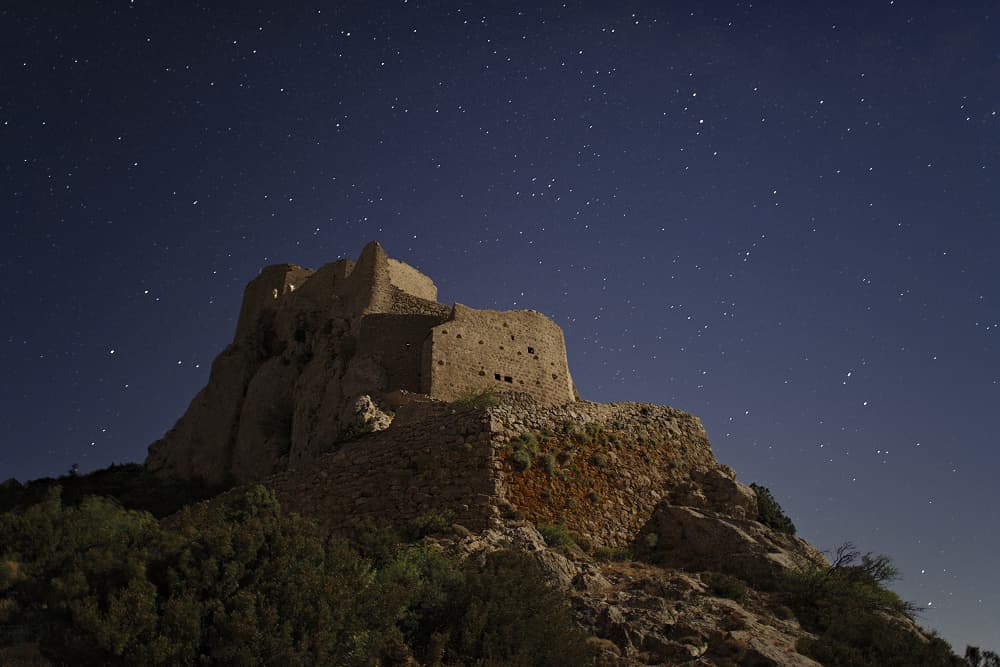 Le château de Quéribus sous la Voie lactée (Corbières, Aude, Pays cathare ; photographie nocturne : Philippe Contal)