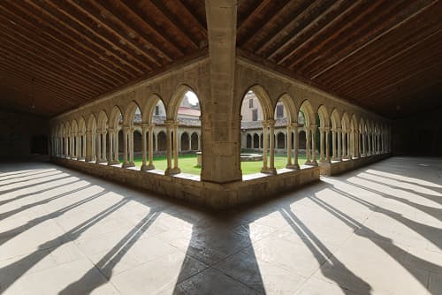 Abbayes et monastères en #TerresCathares (photographie de l'abbayes de Saint-Hilaire, Aude, Pays cathare : Philippe Contal, 2016)