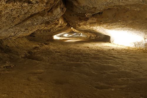 Grottes et goufres en #TerresCathares (photographie de la grotte de Lombrives, Ariège : Philippe Contal, 2017)