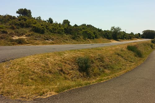 Curiosités et singularités en #TerresCathares [photographile de la Curiosité de Lauriole, Hérault : Wikipedia)