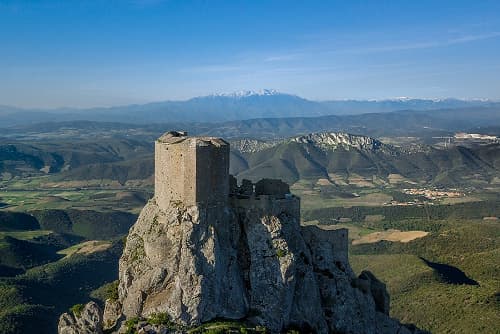 Châteaux et forteresses en #TerresCathares (photographie en drone du château cathare de Quéribus, Aude : Dron'Oc, 2019)