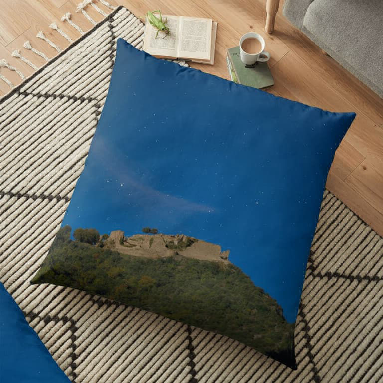 Coussin de sol (décoration intérieure) : le château de Termes sous la pleine lune (Corbières, Aude, Pays cathare ; photographie : Philippe Contal)