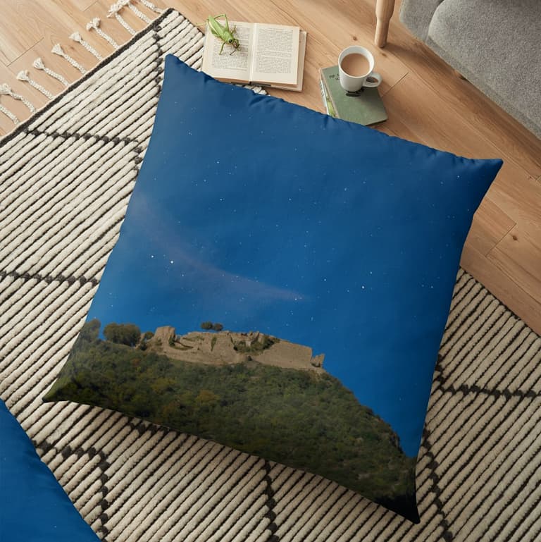 Coussin de sol (décoration intérieure) : le château de Termes sous la pleine lune (Corbières, Aude, Pays cathare ; photographie : Philippe Contal)