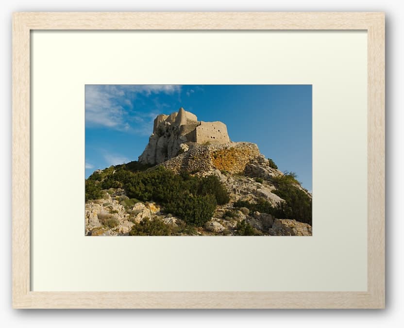 Photographie nocturne (19 avril 2016 à 4 h 39) avec l’éclairage naturel de la lune (91 %) | Le fin voile lumineux qui semble s'échapper de la silhouette de Quéribus est la Voie Lactée (9ᵉ place au concours Wiki Loves Monuments 2017 sur 245 000 images)