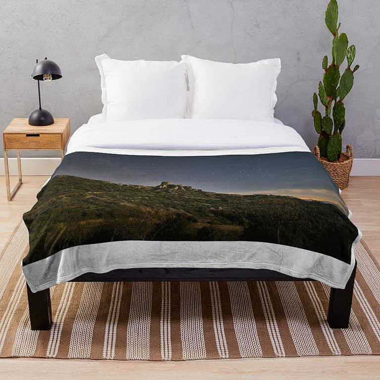 Plaid (couverture de lit) : le château de Quéribus sous les étoiles (Corbières, Aude, Pays cathare ; photographie : Philippe Contal)