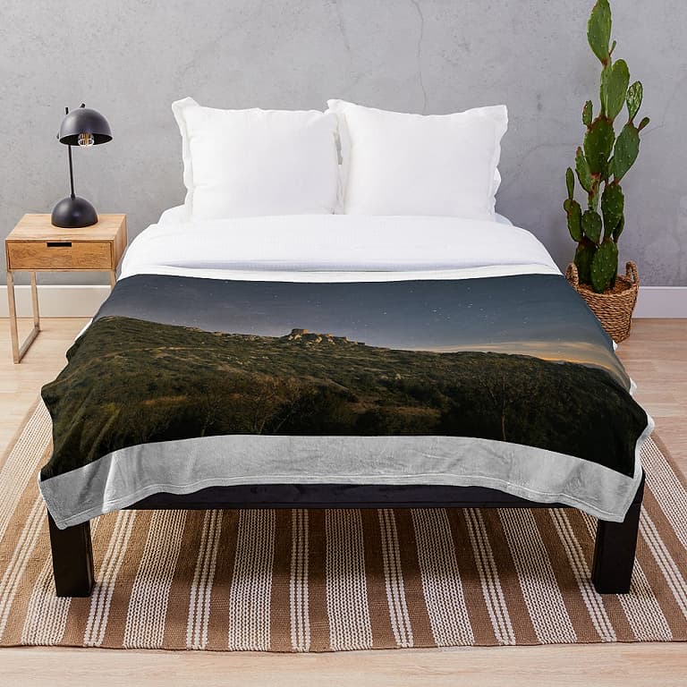 Plaid (couverture de lit) : le château de Quéribus sous les étoiles (Corbières, Aude, Pays cathare ; photographie : Philippe Contal)