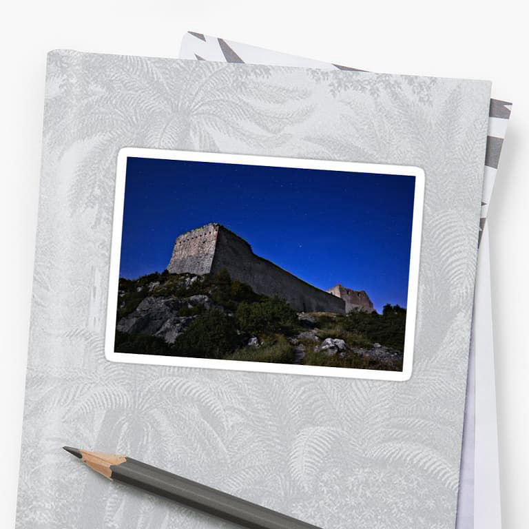 Sticker (autocollant) : le château cathare de Montségur sous les étoiles (Ariège ; photographie nocturne : Philippe Contal)
