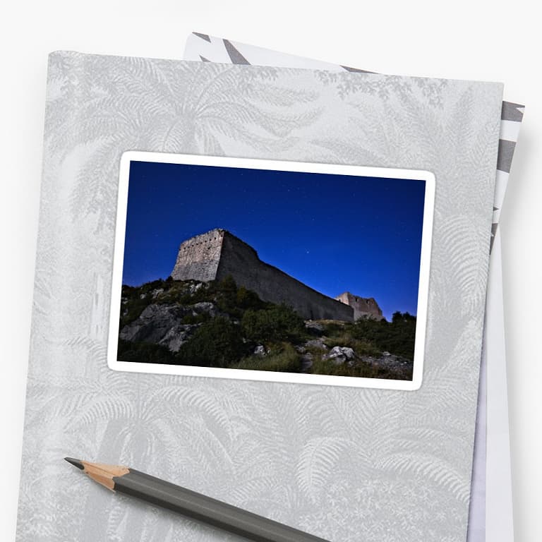 Sticker (autocollant) : le château cathare de Montségur sous les étoiles (Ariège ; photographie nocturne : Philippe Contal)