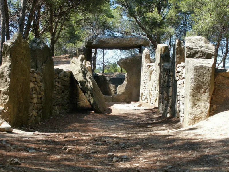 L'Allée couverte (Dolmen des Fées ou Fades) de Pépieux-Minervois (Aude, Pays cathare ; photographie : Philippe Contal, 2003) L'Allée couverte (Dolmen des Fées ou Fades) de Pépieux-Minervois (Aude, Pays cathare ; photographie : Philippe Contal, 2003)