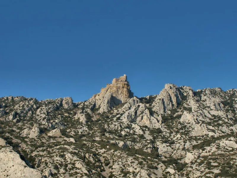 Le château cathare de Quéribus (Cobières) depuis la route qui relie Cucugnan à Maury (Aude ; photographie : Philippe Contal, 2004) Le château cathare de Quéribus (Cobières) depuis la route qui relie Cucugnan à Maury (Aude ; photographie : Philippe Contal, 2004)