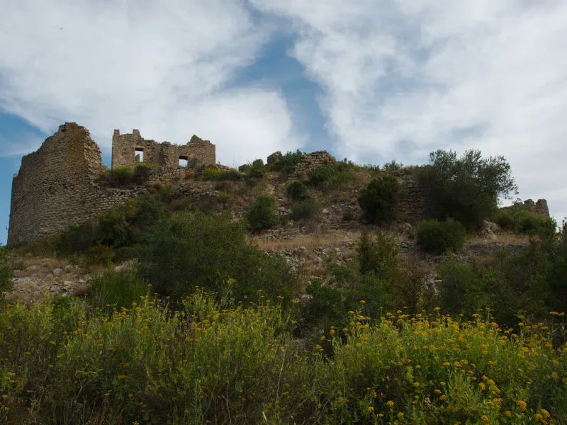 Le château médiéval de Padern (Aude, Pays cathare ; photographie : Philippe Contal, 2019)