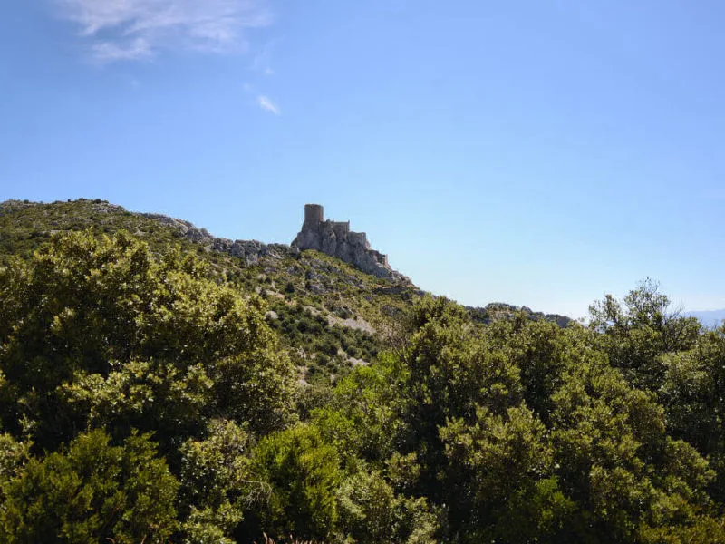 Le château cathare de Quéribus depuis le haut du parking (Corbières, Aude ; photographie : Philippe Contal, 2013) Le château cathare de Quéribus depuis le haut du parking (Corbières, Aude ; photographie : Philippe Contal, 2013)