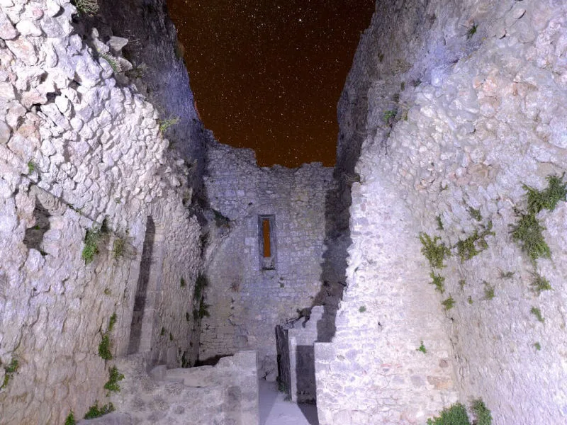 Intérieur de la chapelle Sainte-Marie-de-Peyrepertuse de nuit (photographie : Philippe Contal, 2013)