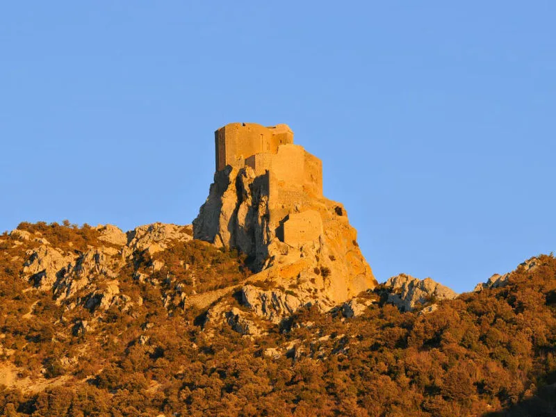 Le château cathare de Quéribus au moment du coucher du soleil (Corbières, Aude ; photographie : Philippe Contal, 2011) Le château cathare de Quéribus au moment du coucher du soleil (Corbières, Aude ; photographie : Philippe Contal, 2011)