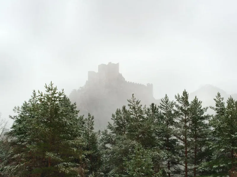 La citadelle de Puilaurens pendant l'hiver, avec un mince voile de neige (photographie : Philippe Contal, 2016)